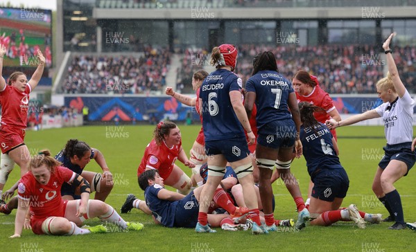 120425 - France v Wales, Guinness Women’s Six Nations 2025 - Kate Williams of Wales powers over to score try