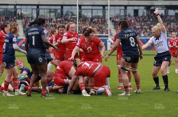 120425 - France v Wales, Guinness Women’s Six Nations 2025 - Gwen Crabb of Wales powers over to score then second try
