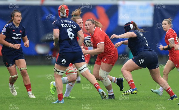 120425 - France v Wales, Guinness Women’s Six Nations 2025 - Gwenllian Pyrs of Wales charges forward