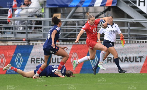 120425 - France v Wales, Guinness Women’s Six Nations 2025 - Carys Cox of Wales breaks for the line
