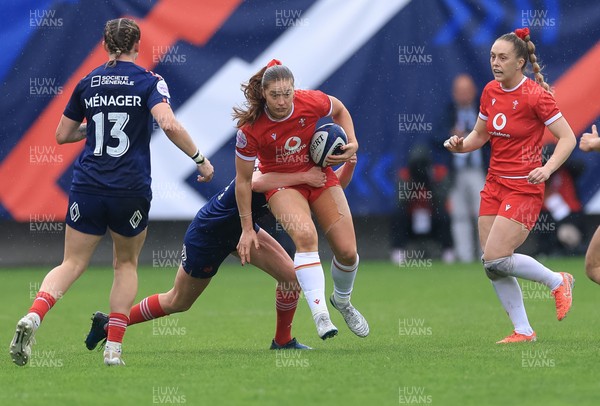 120425 - France v Wales, Guinness Women’s Six Nations 2025 - Lisa Neumann of Wales is held