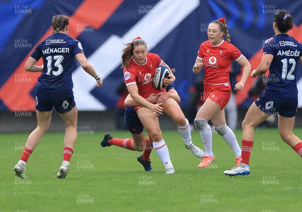 120425 - France v Wales, Guinness Women’s Six Nations 2025 - Lisa Neumann of Wales is held