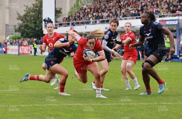 120425 - France v Wales, Guinness Women’s Six Nations 2025 - Courtney Keight of Wales crosses the line only for the try to be disallowed