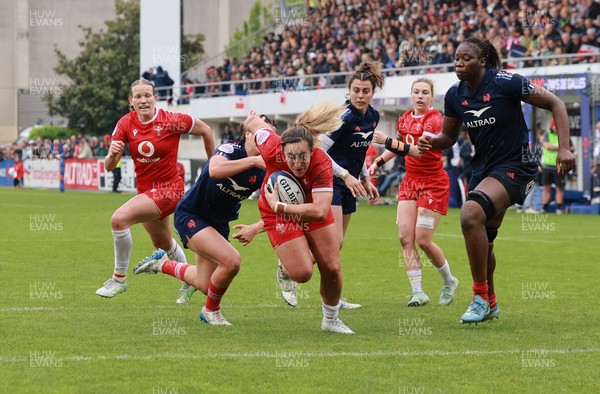 120425 - France v Wales, Guinness Women’s Six Nations 2025 - Courtney Keight of Wales crosses the line only for the try to be disallowed