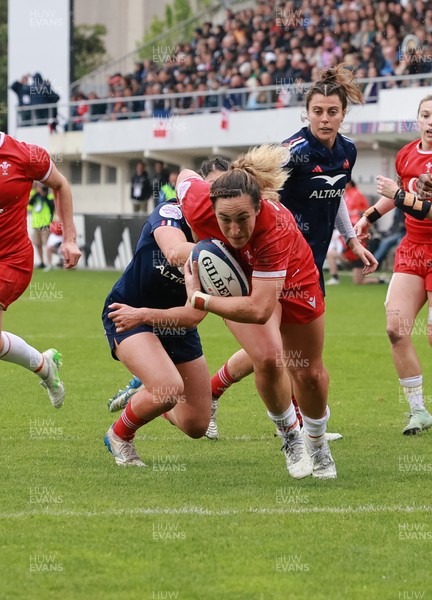 120425 - France v Wales, Guinness Women’s Six Nations 2025 - Courtney Keight of Wales crosses the line only for the try to be disallowed