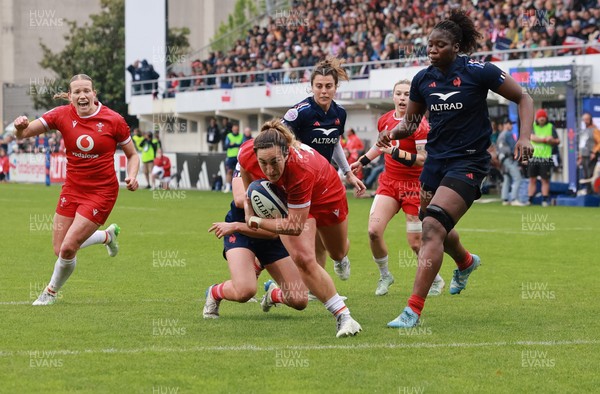 120425 - France v Wales, Guinness Women’s Six Nations 2025 - Courtney Keight of Wales crosses the line only for the try to be disallowed