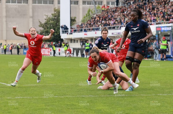 120425 - France v Wales, Guinness Women’s Six Nations 2025 - Courtney Keight of Wales crosses the line only for the try to be disallowed