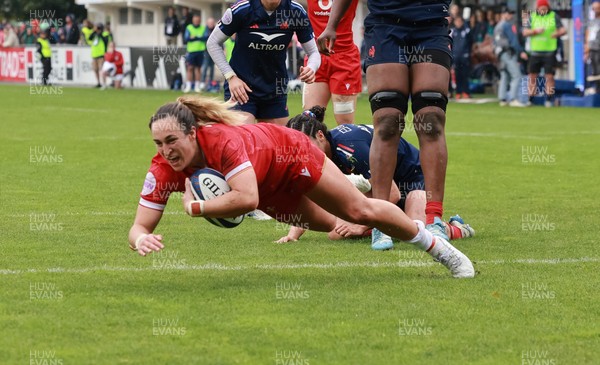 120425 - France v Wales, Guinness Women’s Six Nations 2025 - Courtney Keight of Wales crosses the line only for the try to be disallowed