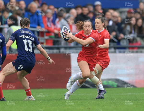 120425 - France v Wales, Guinness Women’s Six Nations 2025 - Lisa Neumann of Wales attacks