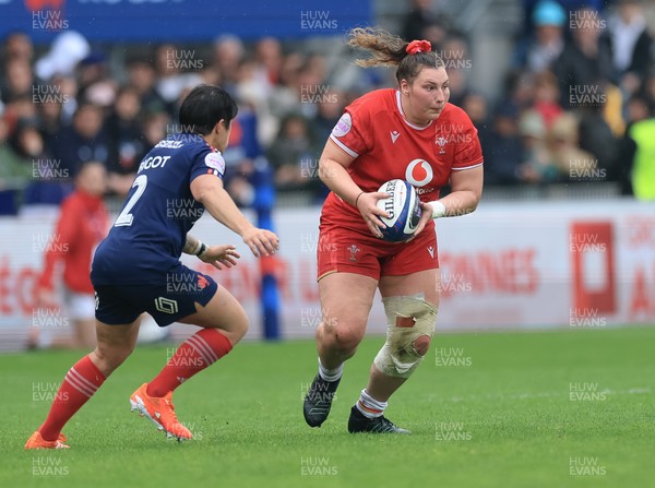 120425 - France v Wales, Guinness Women’s Six Nations 2025 - Gwenllian Pyrs of Wales charges forward