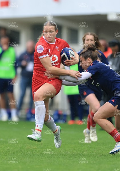 120425 - France v Wales, Guinness Women’s Six Nations 2025 - Carys Cox of Wales races of the line