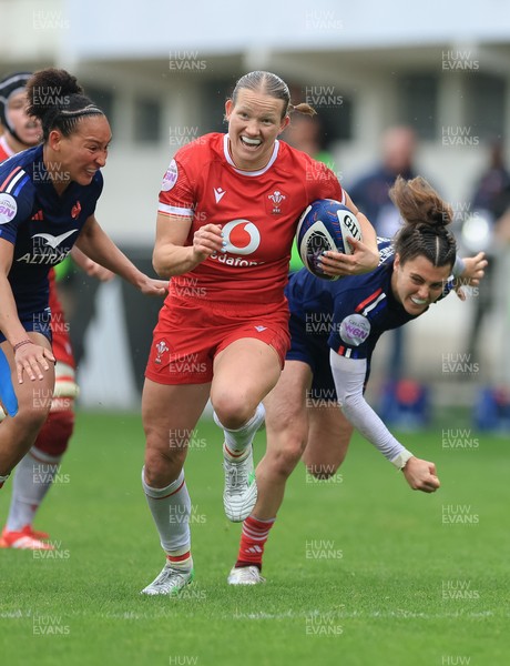 120425 - France v Wales, Guinness Women’s Six Nations 2025 - Carys Cox of Wales races of the line
