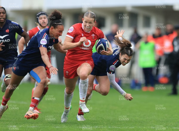 120425 - France v Wales, Guinness Women’s Six Nations 2025 - Carys Cox of Wales races of the line