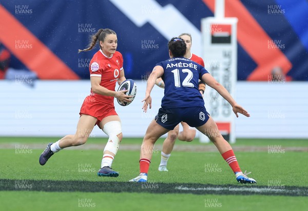 120425 - France v Wales, Guinness Women’s Six Nations 2025 - Jasmine Joyce of Wales takes on Montserrat Amedee of France