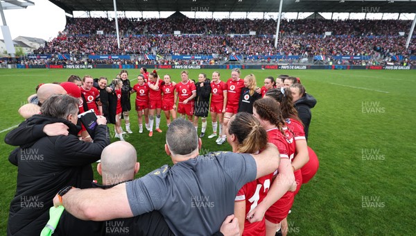 120425 - France v Wales, Guinness Women’s Six Nations 2025 - Wales huddle up at the end of the match