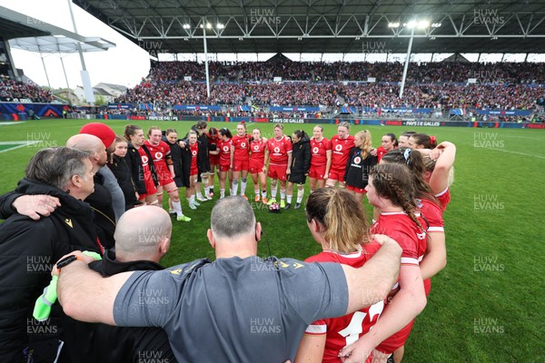 120425 - France v Wales, Guinness Women’s Six Nations 2025 - Wales huddle up at the end of the match