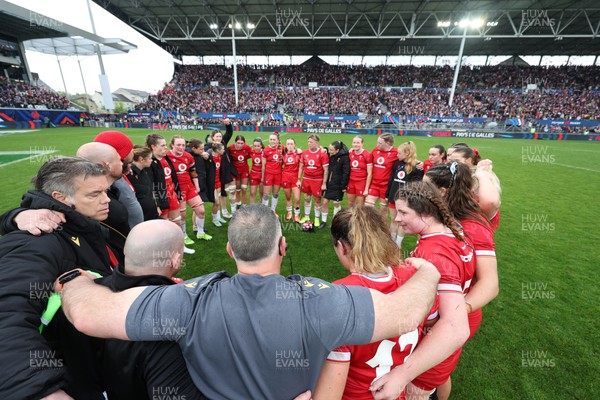 120425 - France v Wales, Guinness Women’s Six Nations 2025 - Wales huddle up at the end of the match