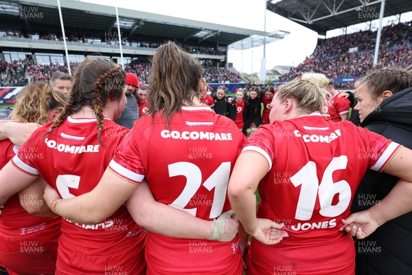 120425 - France v Wales, Guinness Women’s Six Nations 2025 - Wales huddle up at the end of the match