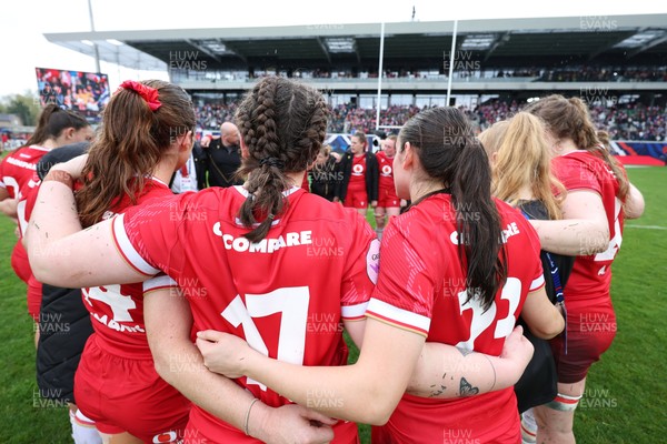 120425 - France v Wales, Guinness Women’s Six Nations 2025 - Wales huddle up at the end of the match