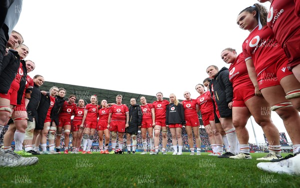 120425 - France v Wales, Guinness Women’s Six Nations 2025 - Wales huddle up at the end of the match