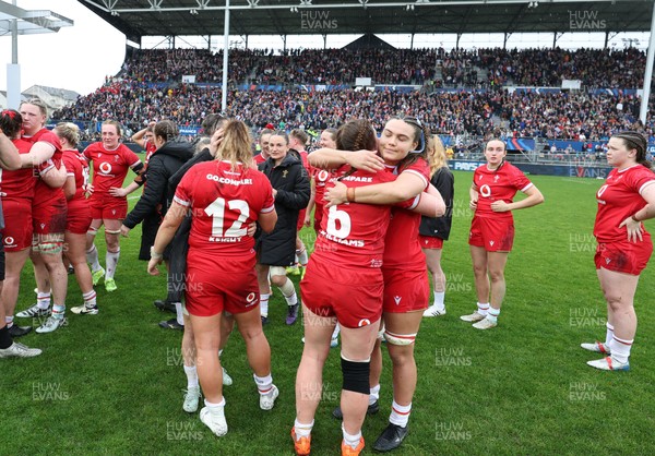 120425 - France v Wales, Guinness Women’s Six Nations 2025 - Wales players at the end of the match