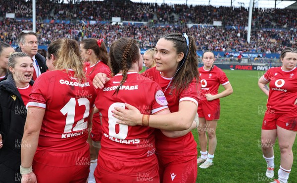 120425 - France v Wales, Guinness Women’s Six Nations 2025 - Wales players at the end of the match