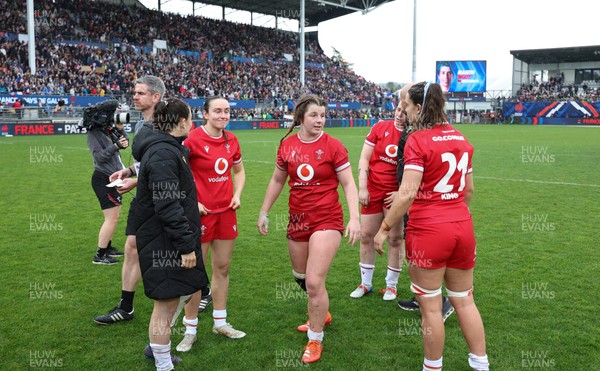 120425 - France v Wales, Guinness Women’s Six Nations 2025 - Wales players applaud the fans at the end of the match
