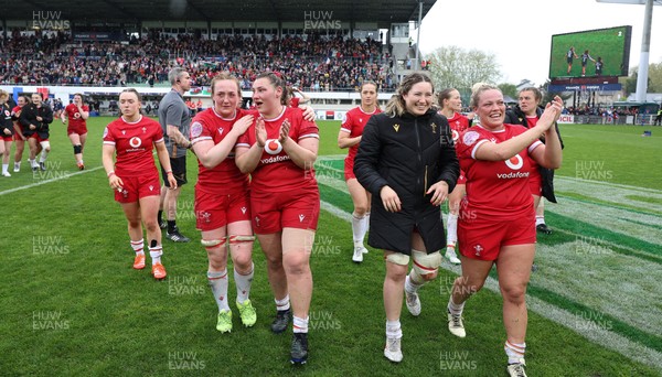 120425 - France v Wales, Guinness Women’s Six Nations 2025 - Wales players applaud the fans at the end of the match