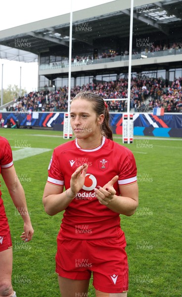 120425 - France v Wales, Guinness Women’s Six Nations 2025 - Lisa Neumann of Wales applauds the fans at the end of the match