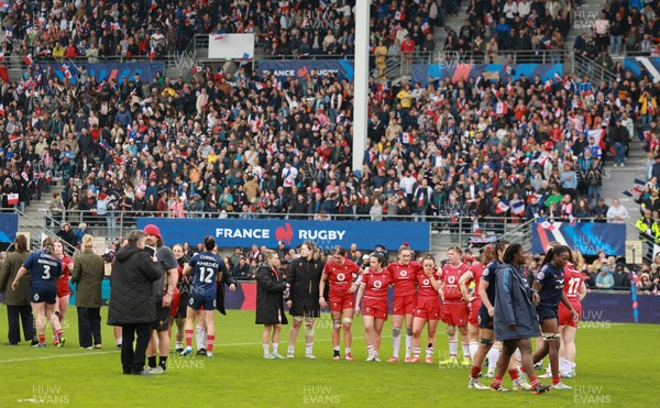 120425 - France v Wales, Guinness Women’s Six Nations 2025 - Wales players huddle up at the end of the match at the end of the match