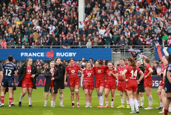 120425 - France v Wales, Guinness Women’s Six Nations 2025 - Wales players huddle up at the end of the match at the end of the match