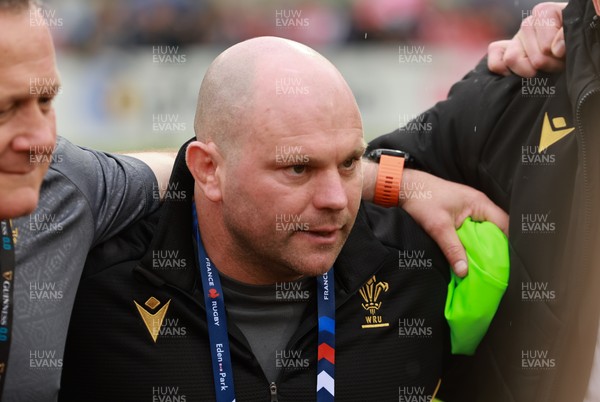 120425 - France v Wales, Guinness Women’s Six Nations 2025 - Wales Women head coach Sean Lynn speaks to the players at the end of the match