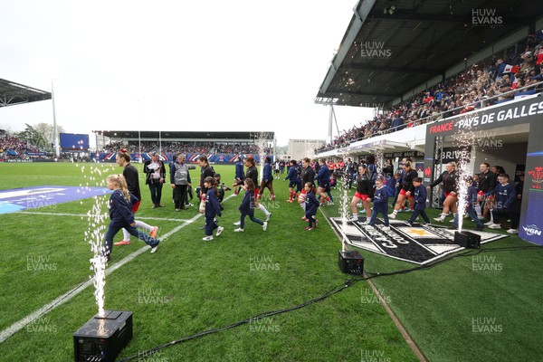 120425 - France v Wales, Guinness Women’s Six Nations 2025 - The Wales team walk out at the start of the match