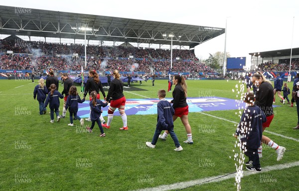 120425 - France v Wales, Guinness Women’s Six Nations 2025 - The Wales team walk out at the start of the match