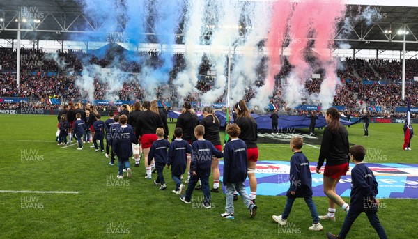 120425 - France v Wales, Guinness Women’s Six Nations 2025 - The Wales team walk out at the start of the match