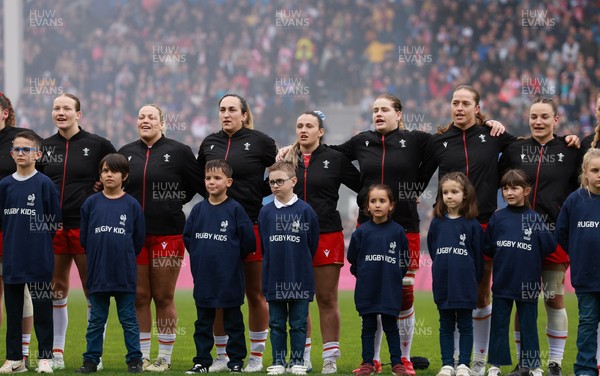 120425 - France v Wales, Guinness Women’s Six Nations 2025 - Carys Cox, Kelsey Jones, Courtney Keight, Kayleigh Powell, Bethan Lewis, Lisa Neumann and Jasmine Joyce  line up for the anthem line up for the anthem