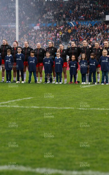 120425 - France v Wales, Guinness Women’s Six Nations 2025 - Alaw Prys, Gwenllian Pyrs, Carys Cox, Kelsey Jones , Courtney Keight, Kayleigh Powell, Bethan Lewis, Lisa Neumann, Jasmine Joyce, and Wales Captain Hannah Jones line up for the anthem