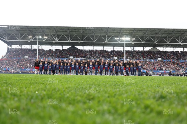 120425 - France v Wales, Guinness Women’s Six Nations 2025 - The Wales team line up during the anthem 
