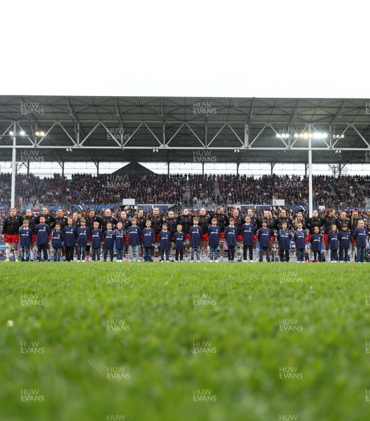 120425 - France v Wales, Guinness Women’s Six Nations 2025 - The Wales team line up during the anthem 