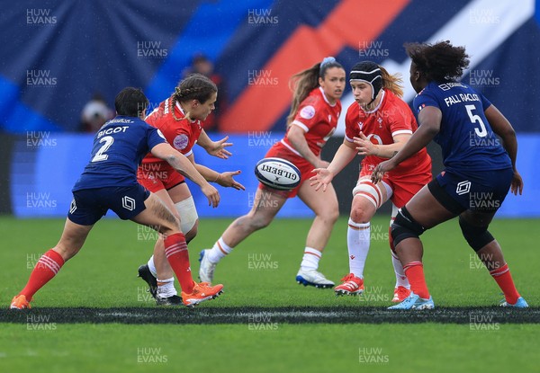 120425 - France v Wales, Guinness Women’s Six Nations 2025 - Jenni Scoble of Wales passes to Bethan Lewis of Wales
