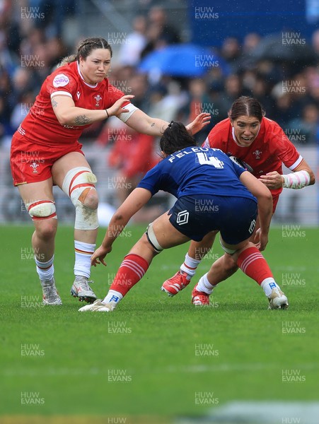 120425 - France v Wales, Guinness Women’s Six Nations 2025 - Georgia Evans of Wales and Gwen Crabb of Wales take on Manae Feleu of France