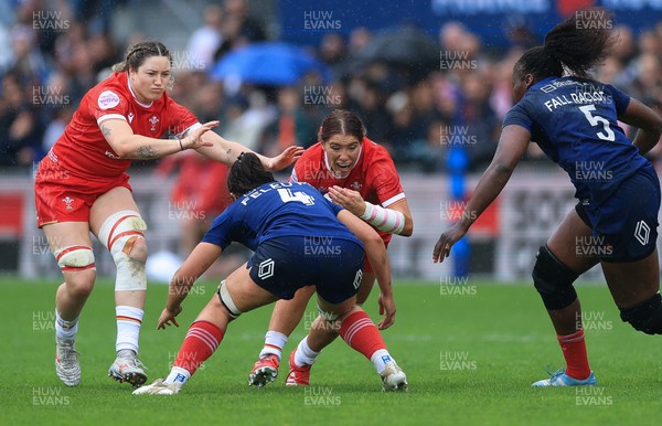 120425 - France v Wales, Guinness Women’s Six Nations 2025 - Georgia Evans of Wales and Gwen Crabb of Wales take on Manae Feleu of France
