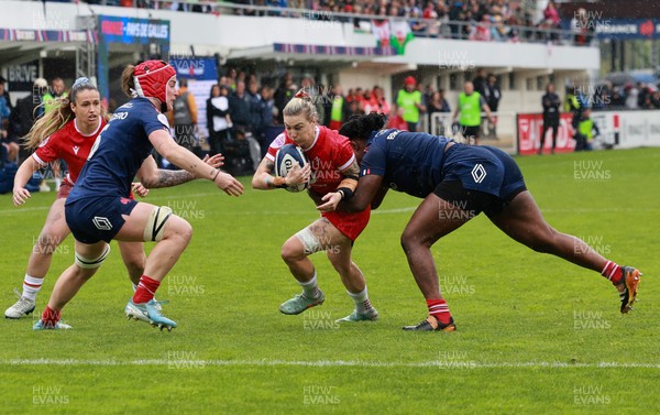 120425 - France v Wales, Guinness Women’s Six Nations 2025 - Keira Bevan of Wales looks for the line