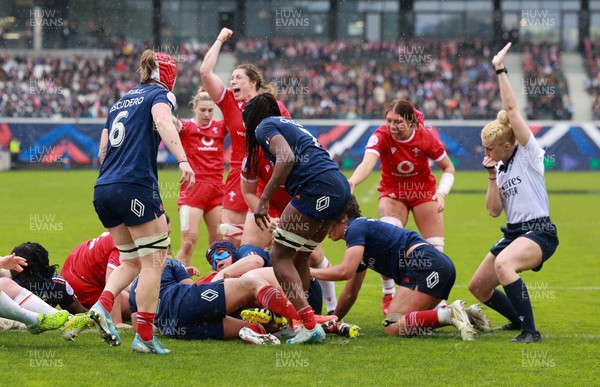 120425 - France v Wales, Guinness Women’s Six Nations 2025 - Kate Williams of Wales powers over to score try