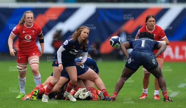 120425 - France v Wales, Guinness Women’s Six Nations 2025 - Pauline Bourdon-Sansus of France feeds the ball out 