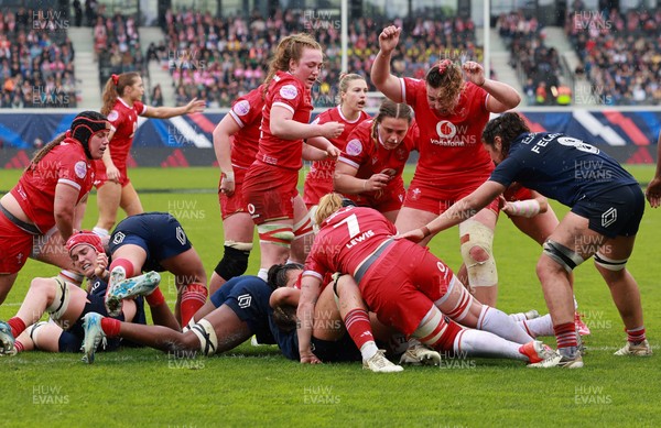 120425 - France v Wales, Guinness Women’s Six Nations 2025 - Wales celebrate as Gwen Crabb of Wales powers over to score try