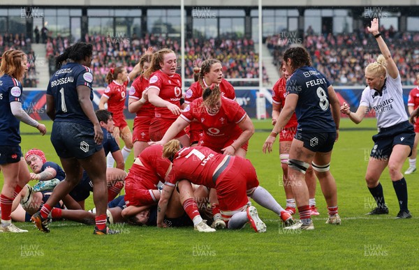 120425 - France v Wales, Guinness Women’s Six Nations 2025 - Wales celebrate as Gwen Crabb of Wales powers over to score try