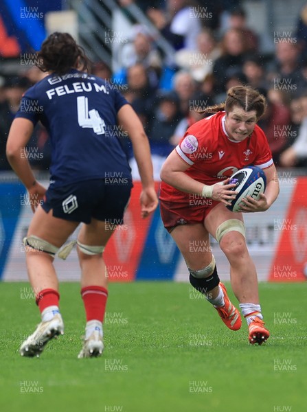 120425 - France v Wales, Guinness Women’s Six Nations 2025 - Kate Williams of Wales takes on Seraphine Okemba of France