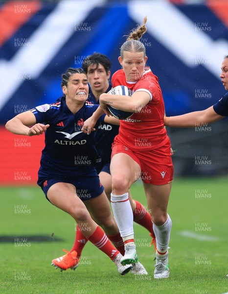 120425 - France v Wales, Guinness Women’s Six Nations 2025 - Carys Cox of Wales breaks away