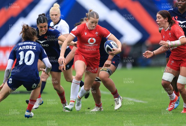 120425 - France v Wales, Guinness Women’s Six Nations 2025 - Carys Cox of Wales breaks away